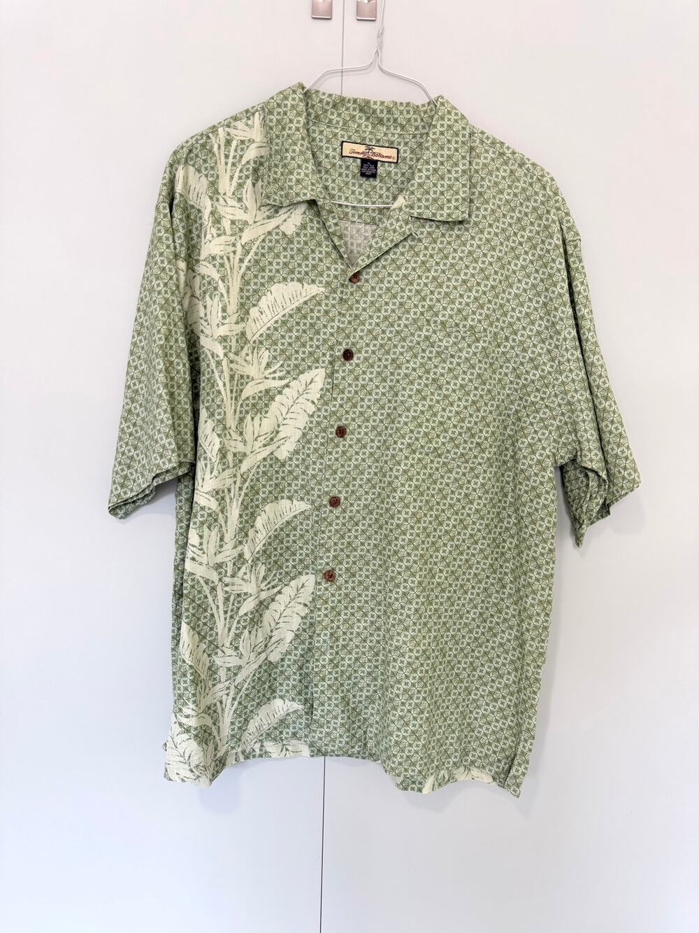 TOMMY BAHAMA Men's Vintage Silk Linen Blend Tropical Print Buttondown Shirt